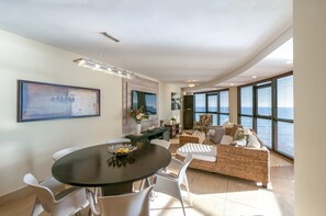 Smart TV, computer monitors - Luxury Remote Working Ocean View 1203. UPS (Cape Town)