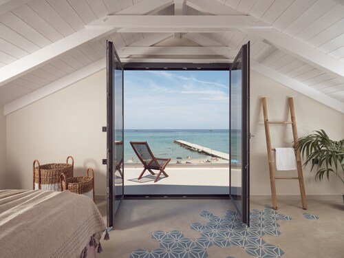 Beachfront Villa right onto sandy Alykes Beach