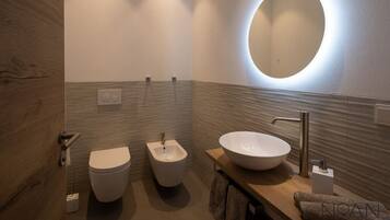 Dusche, Haartrockner, Bidet, Handtücher