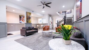 Exclusive House, 6 Bedrooms | Living area | Flat-screen TV - 3Bdrm 3.5Bath 7Beds - NRG GRB MM-Park (Houston)