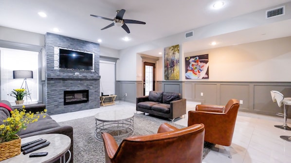 Flat-screen TV - 3Bdrm 3.5Bath 7Beds - NRG GRB MM-Park (Houston)