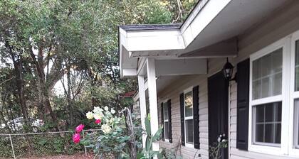 Fsu, Famu, Tally Airport, City Life in Tallahassee quiet living just quick ride.
