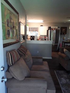 Télévision, lecteur de DVD, livres, chaîne hi-fi