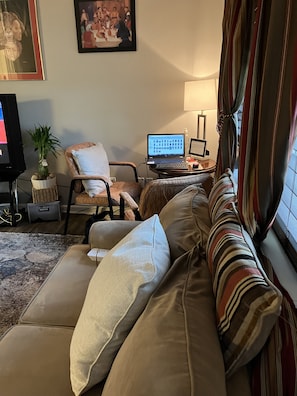 Télévision, lecteur de DVD, livres, chaßne hi-fi