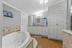 Badewanne, Whirlpool, Haartrockner, Handtücher
