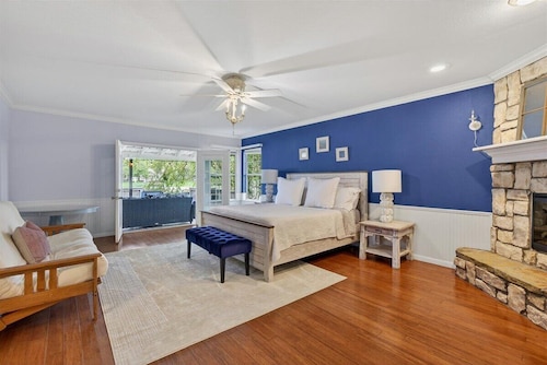 Lakefront Retreat w Private Dock, Sandy Beachfront, Kayaks, Firepit & Lilypad