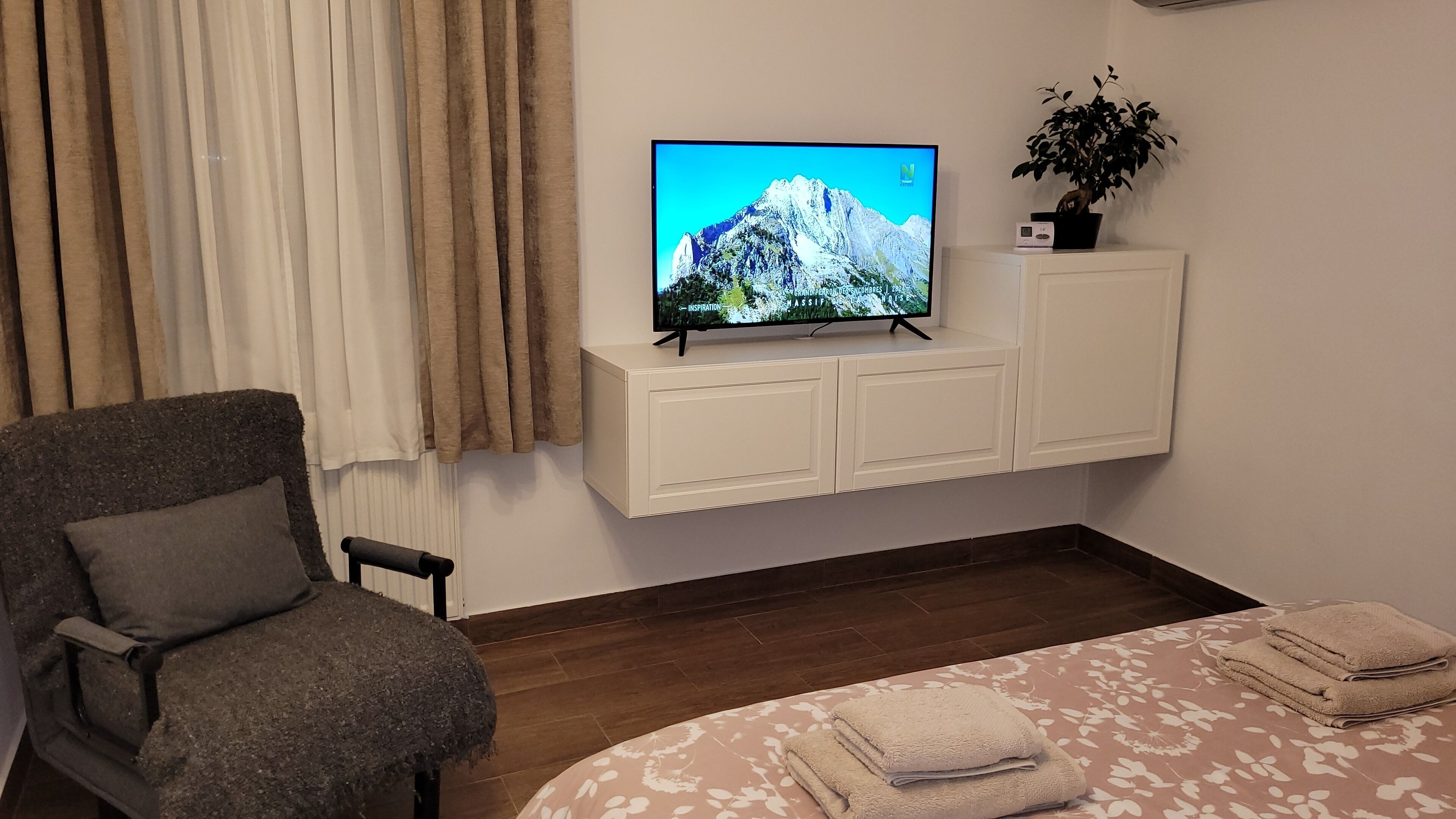 1 habitación, tabla de planchar con plancha, wifi gratis y ropa de cama 