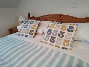 1 bedroom, iron/ironing board, free WiFi, bed sheets - Cottage in peaceful Borders village close to Kelso (Morebattle)