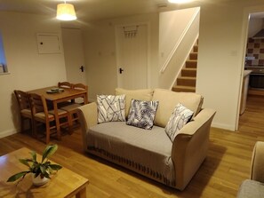 Smart TV, DVD player, books, video library - Cottage in peaceful Borders village close to Kelso (Morebattle)