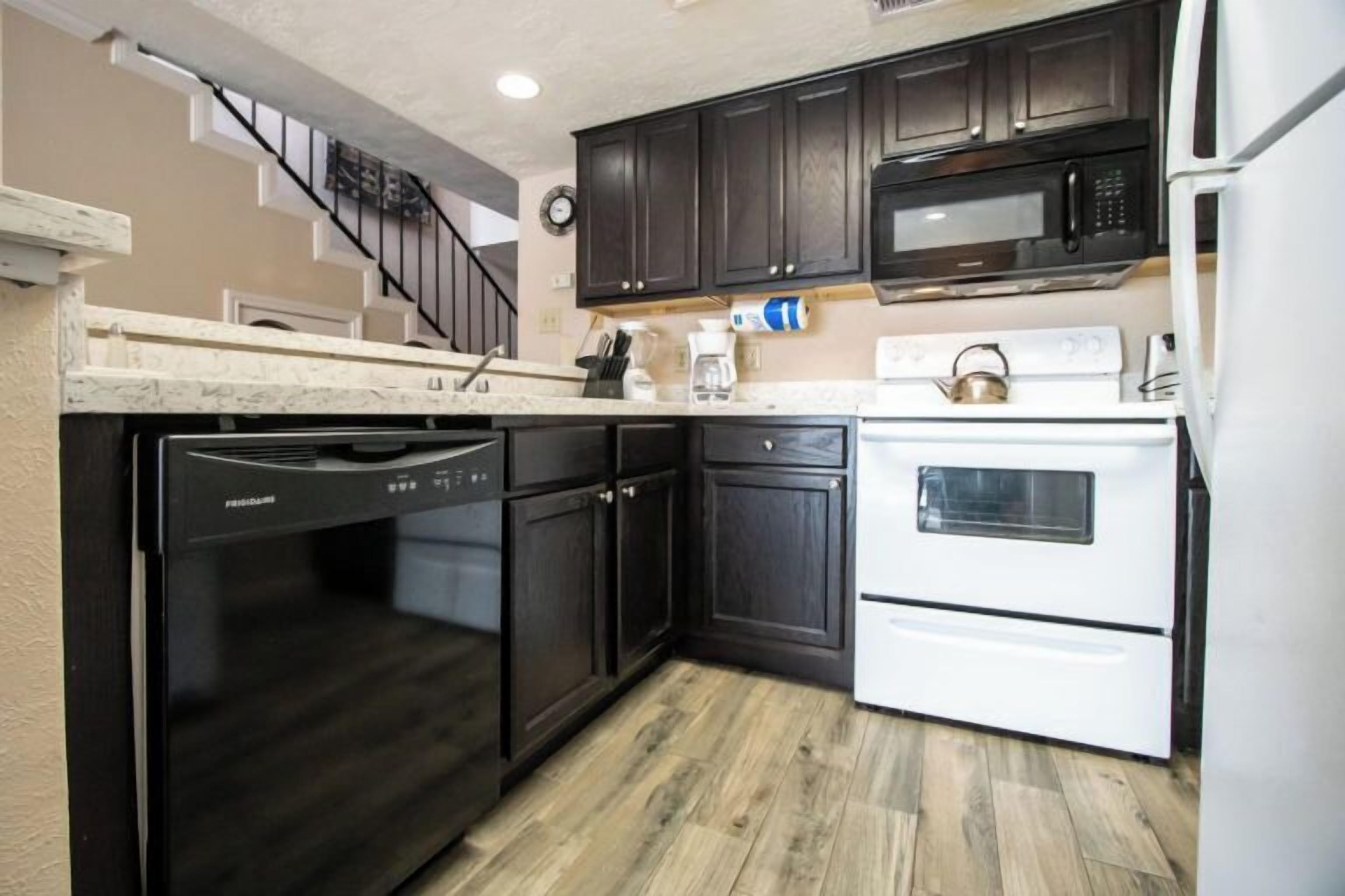 Grand réfrigérateur, micro-ondes, four, plaque de cuisson