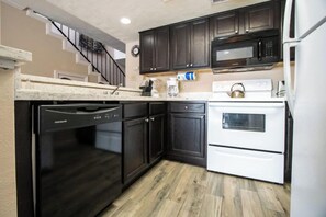 大冰箱、微波炉、烤箱、炉灶