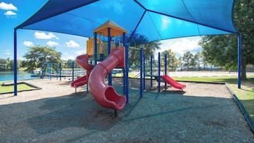 Kawasan main kanak-kanak – terbuka