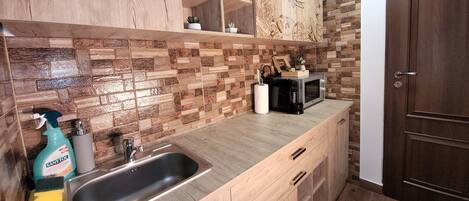 Fridge, microwave, coffee/tea maker, electric kettle