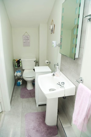 Combined shower/tub, hair dryer, towels, soap - Killarney Town Center (Killarney)