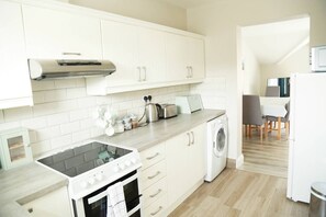 Fridge, microwave, oven, stovetop - Killarney Town Center (Killarney)