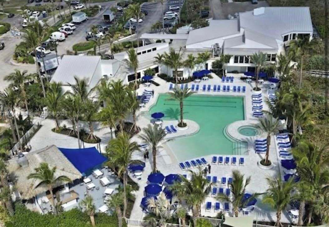 Una piscina al aire libre, una piscina climatizada