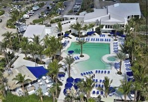 Alberca al aire libre y alberca climatizada