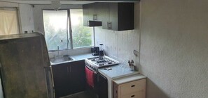 Een koelkast, een kookplaat, een koffiezetapparaat/waterkoker