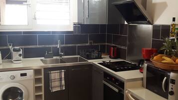 Réfrigérateur, micro-ondes, four, plaque de cuisson