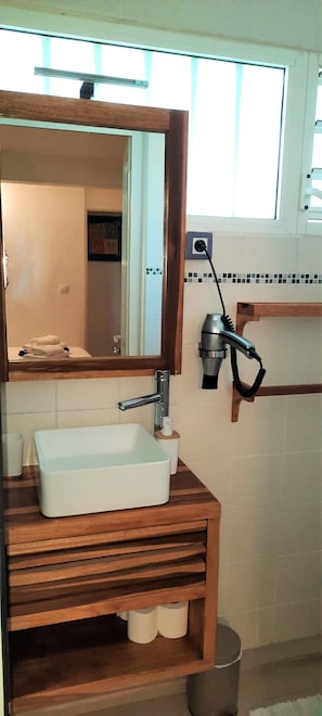 Douche, sĂšche-cheveux, serviettes fournies, savon
