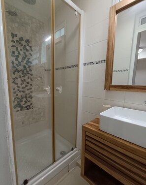 Shower, hair dryer, towels, soap - Balisier Suite, sea and pool view. (Schoelcher)