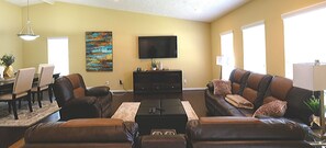 Casa Prestigio, 4 habitaciones | Área de sala de estar | Televisión