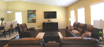 Casa com design assinado, 4 quartos | Área de estar | TV