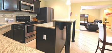 Casa com design assinado, 4 quartos | Cozinha privada | Geladeira, micro-ondas, cooktop, lava-louças