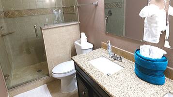 Signature House, 4 Bedrooms | Bathroom | Hair dryer, shampoo