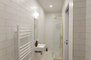 Shower, hair dryer, towels - The Lookout - Stylish penthouse with sea views (Ramsgate)