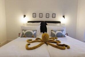 2 bedrooms, iron/ironing board, WiFi, bed sheets - The Lookout - Stylish penthouse with sea views (Ramsgate)