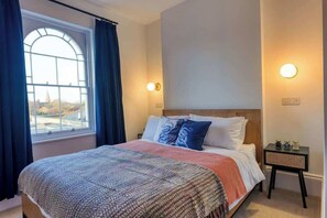 2 bedrooms, iron/ironing board, WiFi, bed sheets - The Lookout - Stylish penthouse with sea views (Ramsgate)