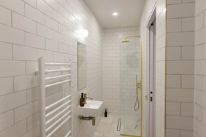 Shower, towels - The Lookout - Stunning sea views, stones throw from beach (Ramsgate)