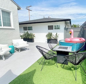 Outdoor dining - Crown Point 2B Home w/ Backyard 2 Blocks to Bay (San Diego)