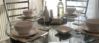 Blue Whale 2 Bedroomed 2nd Floor Appt with Sea Views, Beach & Wifi