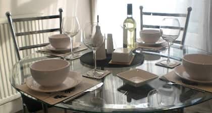 Blue Whale 2 Bedroomed 2nd Floor Appt with Sea Views, Beach & Wifi