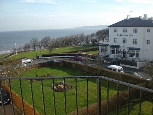Blue Whale 2 Bedroomed 2nd Floor Appt with Sea Views, Beach & Wifi
