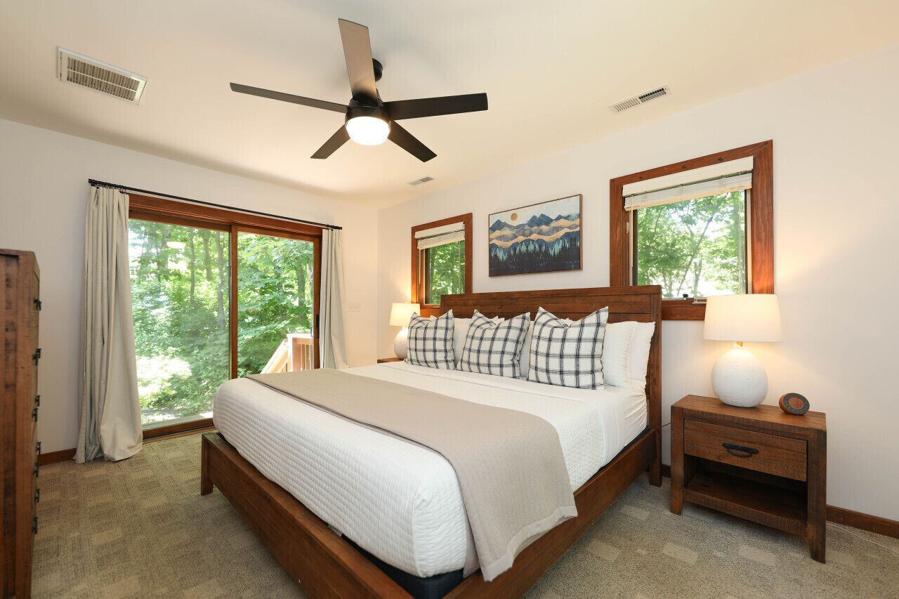 4 bedrooms, desk, iron/ironing board, travel crib