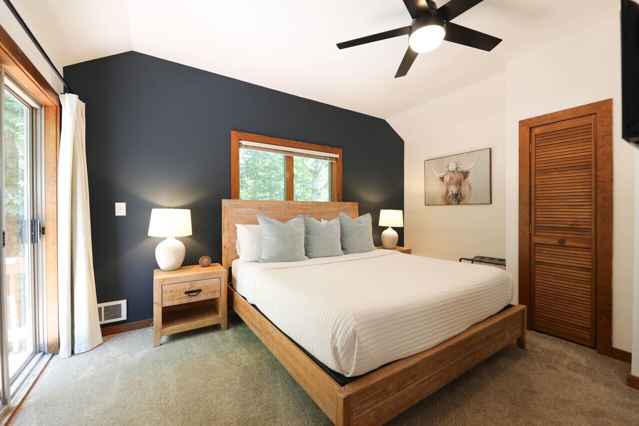 4 chambres, bureau, fer et planche à repasser, lit parapluie