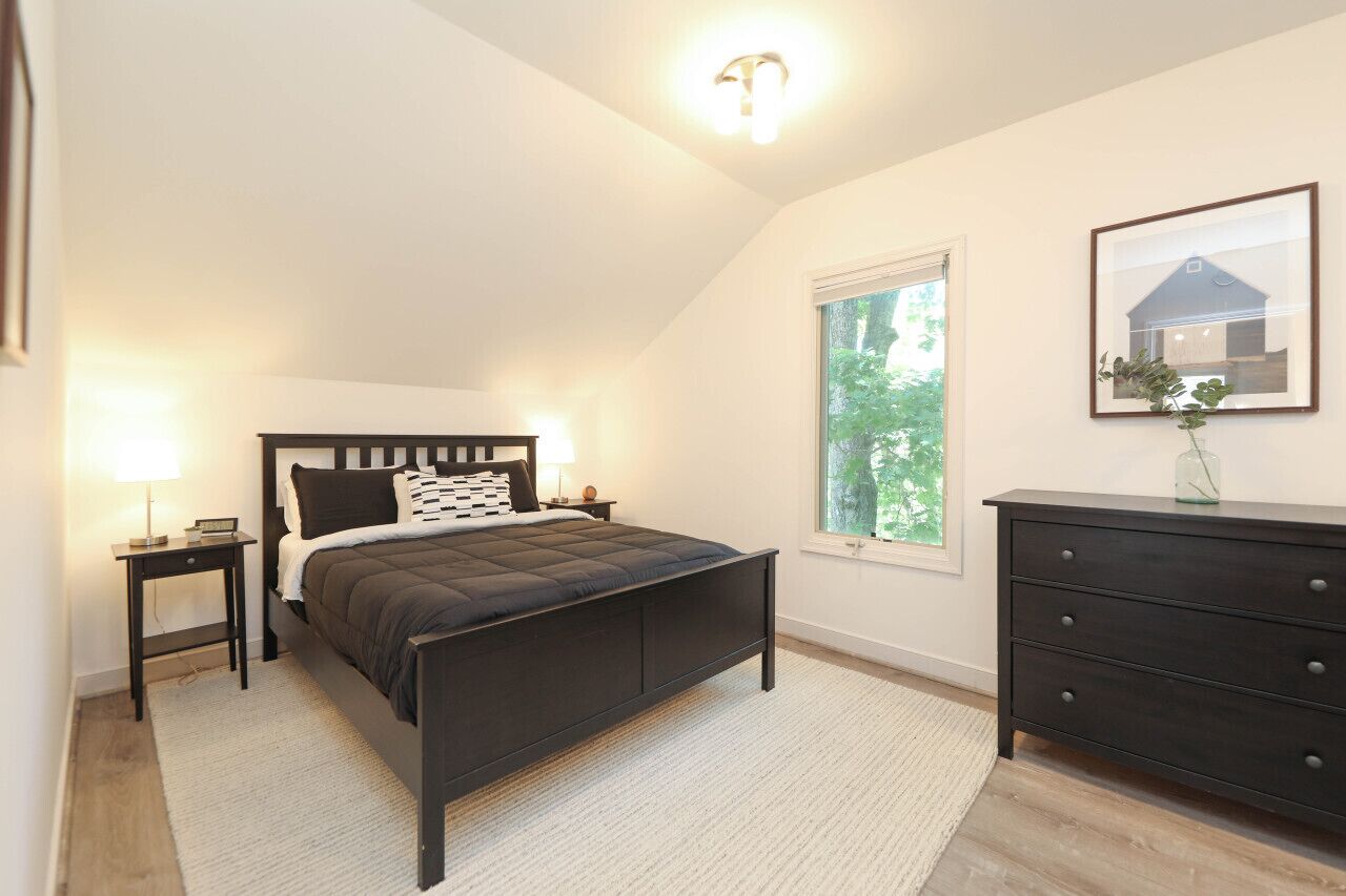 4 soverom, skrivebord, strykejern/-brett og reiseseng for barn