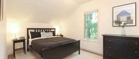 4 soverom, skrivebord, strykejern/-brett og reiseseng for barn