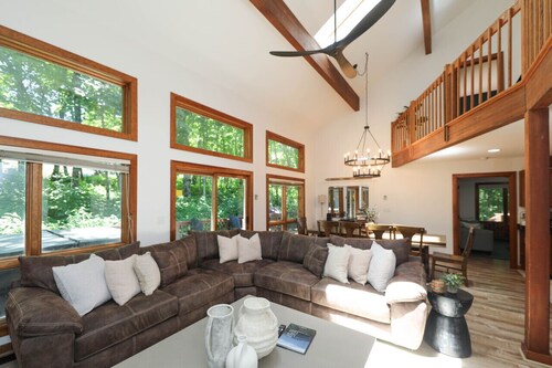 Opulent Retreat Amidst Blue Ridge`s Serenity * Dog Friendly * Hot Tub