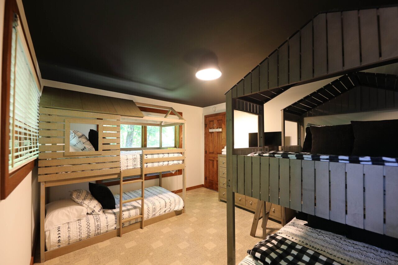 4 bedrooms, desk, iron/ironing board, travel crib