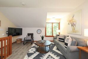 Smart TV, chimenea, videojuegos y libros 