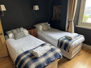 2 makuuhuonetta, silitysrauta/-lauta, ilmainen Wi-Fi, vuodevaatteet