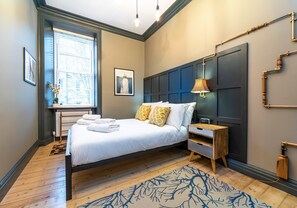 1 bedroom, hypo-allergenic bedding, iron/ironing board, free WiFi - A fabulously designed one-bed apartment in a superb location. Sleeps 2. (Edinburgh)