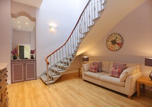 Interior - A spacious open plan apartment, in an unbeatable city-centre location. Sleeps 4. (Edinburgh)