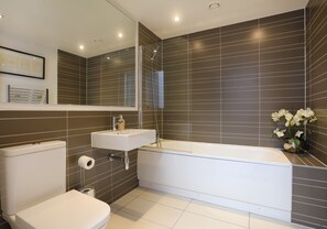 Hair dryer, towels - A spacious open plan apartment, in an unbeatable city-centre location. Sleeps 4. (Edinburgh)