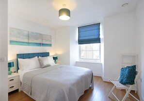 2 bedrooms, iron/ironing board, free WiFi, bed sheets - A spacious open plan apartment, in an unbeatable city-centre location. Sleeps 4. (Edinburgh)