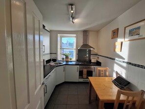 Kühlschrank, Mikrowelle, Ofen, Geschirrspüler